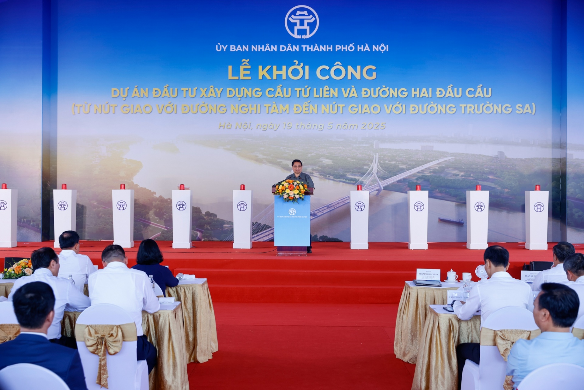 Thủ tướng nhấn mạnh dự án cầu Tứ Liên sẽ góp phần giải quyết vấn đề giao thông của Hà Nội, kết nối giữa các khu vực của Hà Nội, kết nối vùng, kết nối quốc tế qua các sân bay Nội Bài và sân bay Gia Bình - Ảnh: VGP