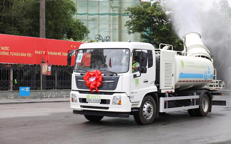 Hà Nội: Ra quân vận hành phương tiện, thiết bị vệ sinh môi trường hiện đại