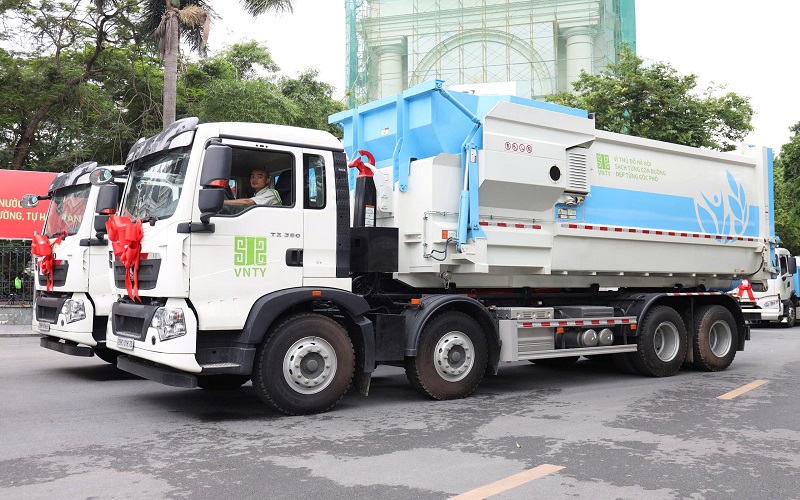 Hà Nội: Ra quân vận hành phương tiện, thiết bị vệ sinh môi trường hiện đại
