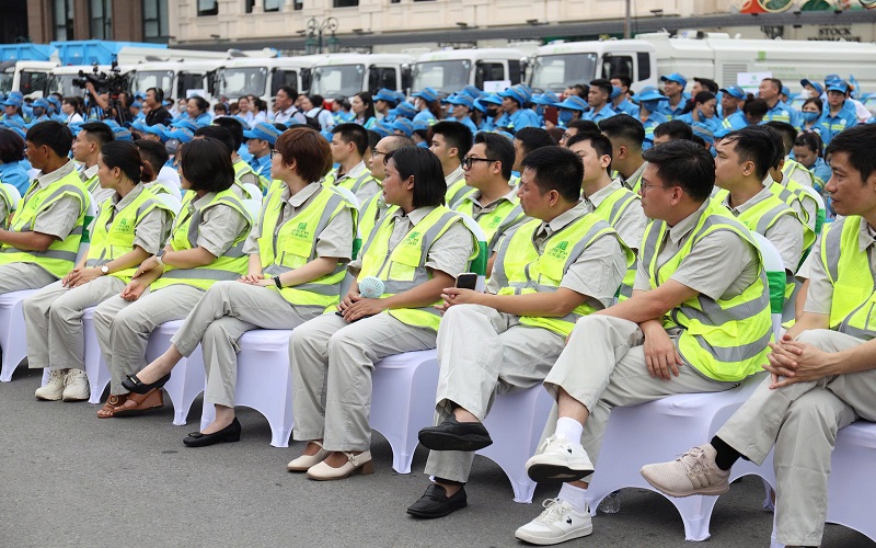 Hà Nội: Ra quân vận hành phương tiện, thiết bị vệ sinh môi trường hiện đại
