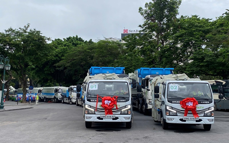 Hà Nội: Ra quân vận hành phương tiện, thiết bị vệ sinh môi trường hiện đại