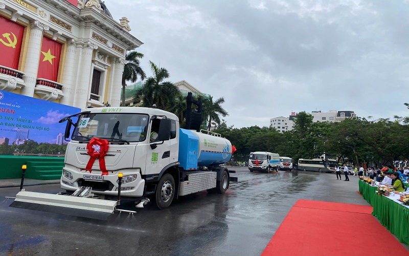 Hà Nội: Ra quân vận hành phương tiện, thiết bị vệ sinh môi trường hiện đại