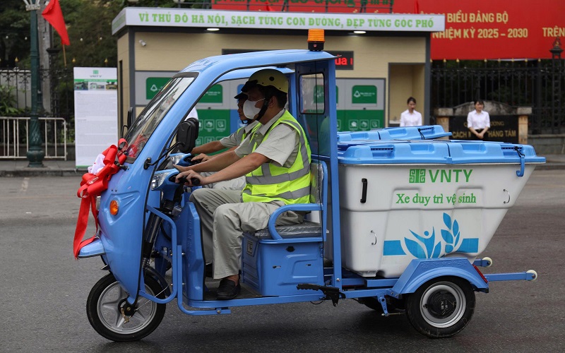 Hà Nội: Ra quân vận hành phương tiện, thiết bị vệ sinh môi trường hiện đại