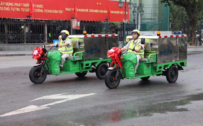 Hà Nội: Ra quân vận hành phương tiện, thiết bị vệ sinh môi trường hiện đại