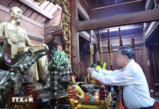   Tổng Bí thư Tô Lâm dâng hương tưởng niệm Chủ tịch Hồ Chí Minh. (Ảnh: TTXVN)