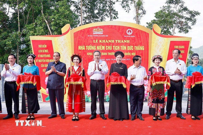 Chủ tịch Quốc hội Trần Thanh Mẫn và nguyên Tổng Bí bí thư Nông Đức Mạnh cùng đại biểu cắt băng khánh thành Nhà tưởng niệm Chủ tịch Tôn Đức Thắng. (Ảnh: TTXVN)
