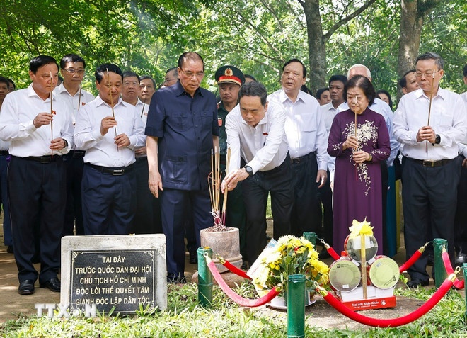   Chủ tịch Quốc hội Trần Thanh Mẫn và nguyên Tổng Bí bí thư Nông Đức Mạnh và đại biểu dâng hương tại Đình Tân Trào. (Ảnh: TTXVN)