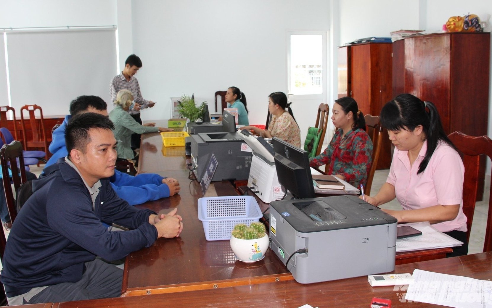 Tại các tỉnh, thành vùng ĐBSCL, công chức lĩnh vực nông nghiệp và môi trường thuộc phòng Kinh tế cấp xã đang bị quá tải do khối lượng công việc, hồ sơ cần giải quyết tăng cao. Ảnh: Trung Chánh.