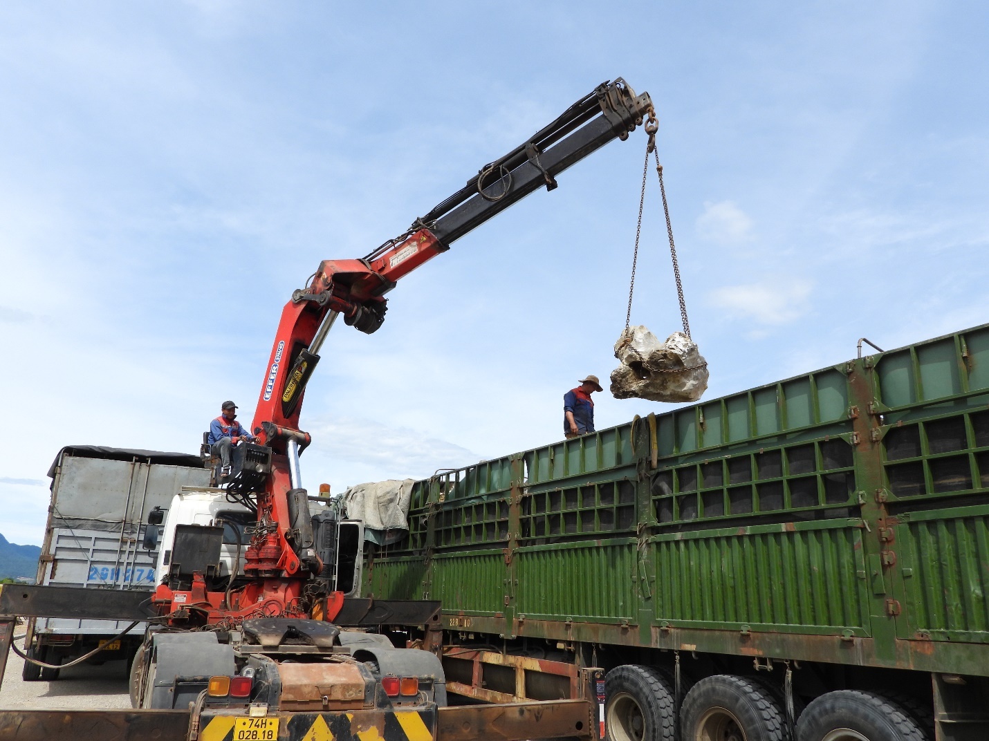 Lực lượng chức năng huy động xe cẩu để hạ tải xe vi phạm. Ảnh: Hoàng Anh
