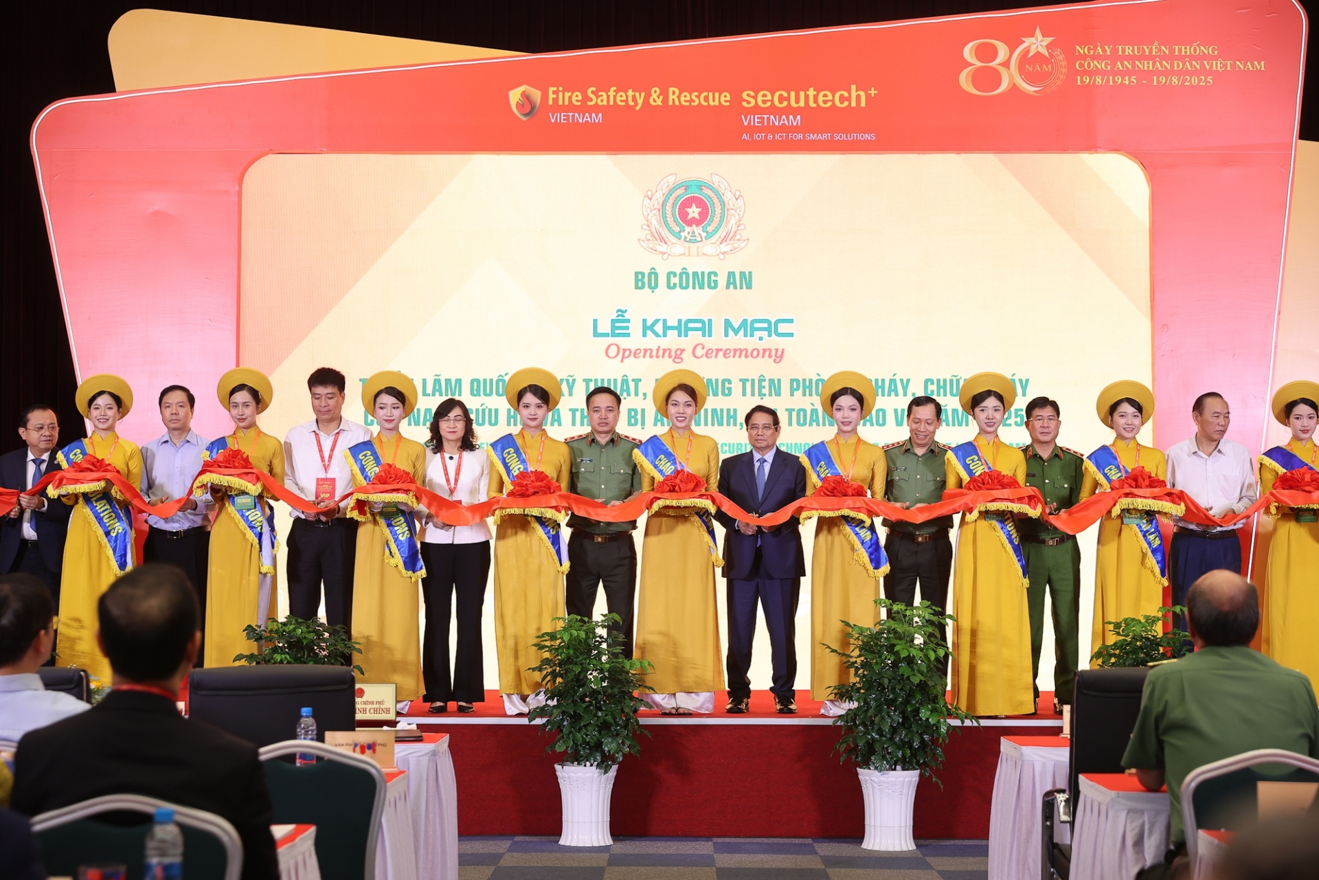   Thủ tướng và các đại biểu cắt băng khai mạc Triển lãm Triển lãm Quốc tế về kỹ thuật, phương tiện PCCC, cứu hộ cứu nạn và thiết bị an ninh, an toàn, bảo vệ năm 2025 - Ảnh: VGP