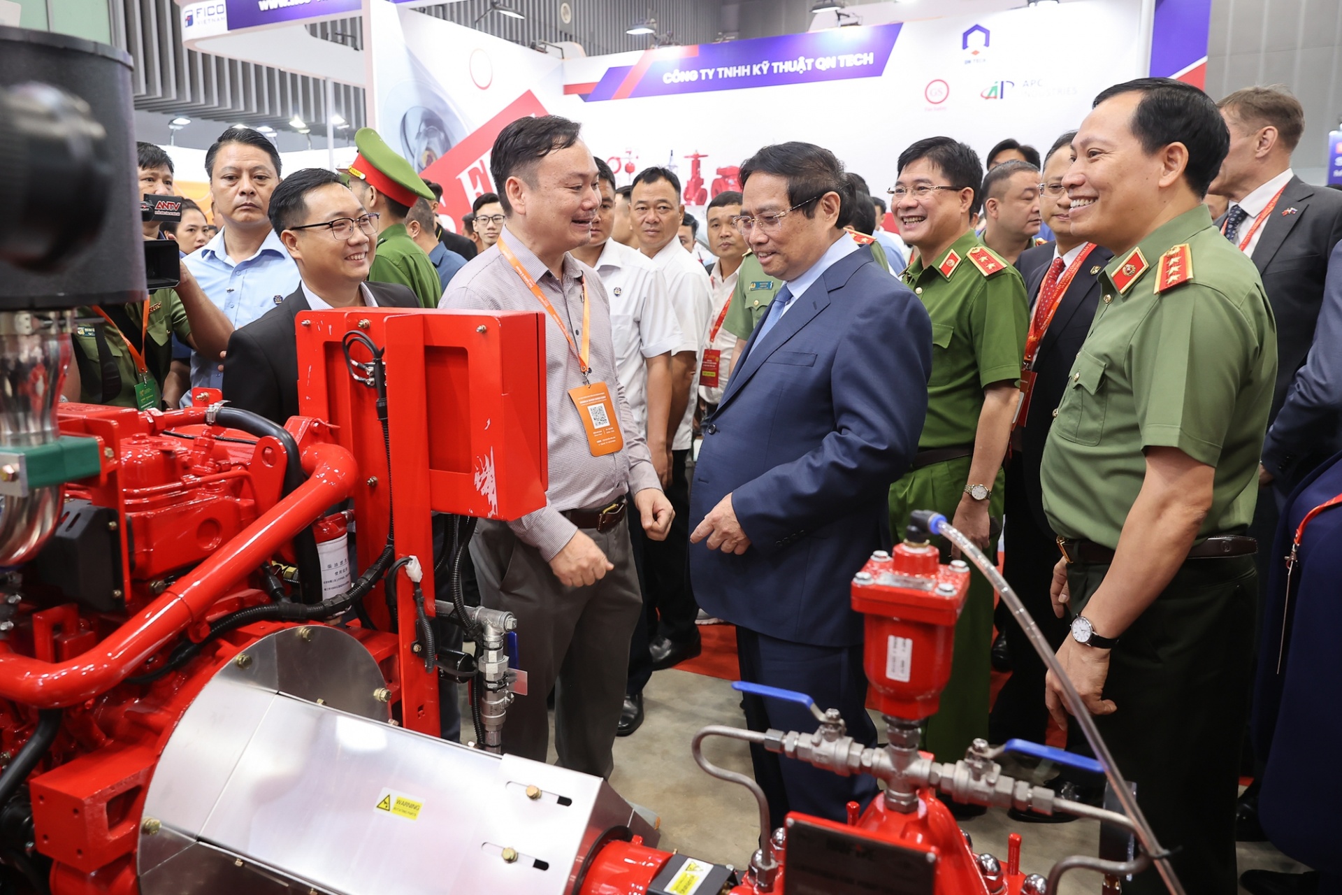   Thủ tướng tham quan các gian trưng bày tại Triển lãm Triển lãm Quốc tế về kỹ thuật, phương tiện PCCC, cứu hộ cứu nạn và thiết bị an ninh, an toàn, bảo vệ năm 2025 - Ảnh: VGP