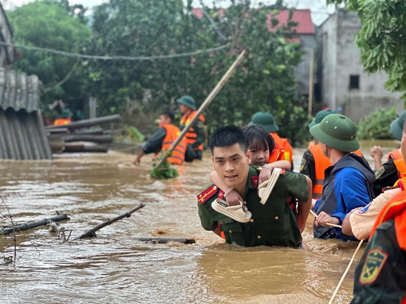   Các chiến sĩ công an hỗ trợ người dân xuyên ngày, trắng đêm di chuyển người và tài sản đến vùng an toàn