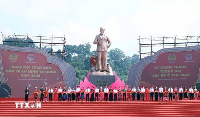   Tổng Bí thư Tô Lâm và các đại biểu thực hiện nghi thức khánh thành Tượng đài “Bác Hồ ở Tân Trào” tại xã Tân Trào, tỉnh Tuyên Quang. (Ảnh: TTXVN)