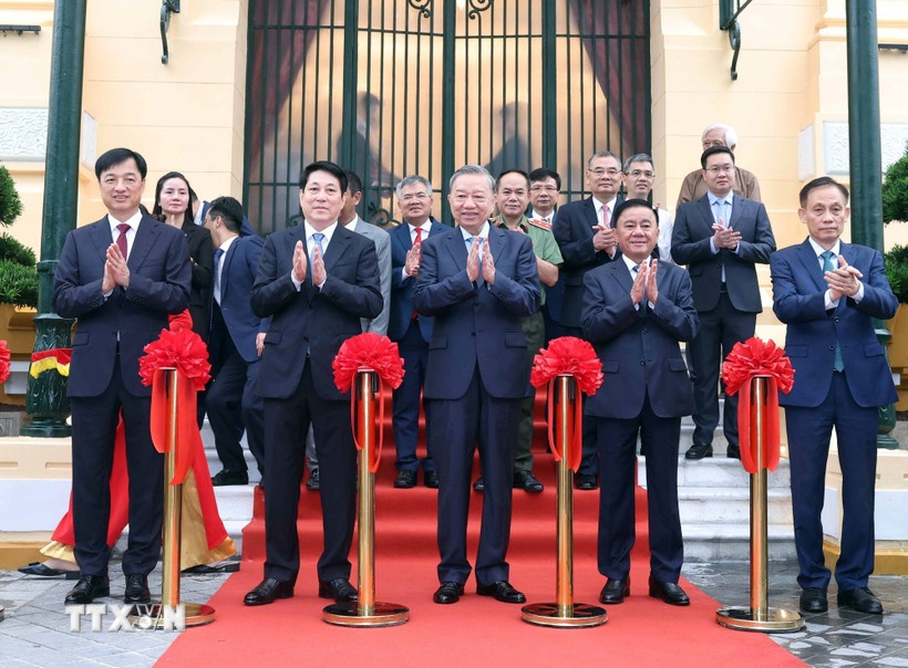 Tổng Bí thư Tô Lâm và Chủ tịch nước Lương Cường và các đại biểu thực hiện nghi thức bàn giao. (Ảnh: TTXVN)