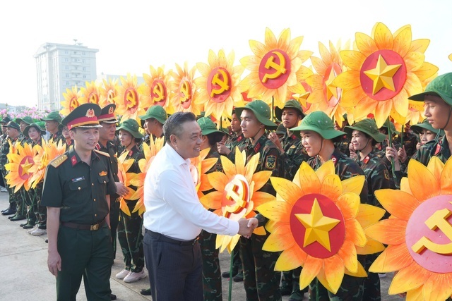 Chủ tịch UBND TP Hà Nội Trần Sỹ Thanh thăm, tặng quà, động viên các lực lượng tham gia tập luyện chuẩn bị cho Lễ kỷ niệm diễu binh, diễu hành dịp 2/9. Ảnh:VGP