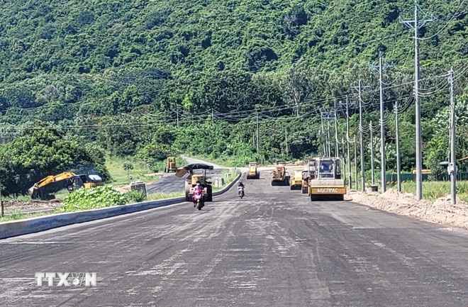 Dự án cải tạo, nâng cấp đường ven núi Minh Đạm, đoạn từ TL44A giáp khu du lịch Thùy Dương đến ngã ba Long Phù (đường ĐT994) vướng quy hoạch đất rừng, vướng bồi thường giải phóng mặt bằng. (Ảnh: TTXVN)