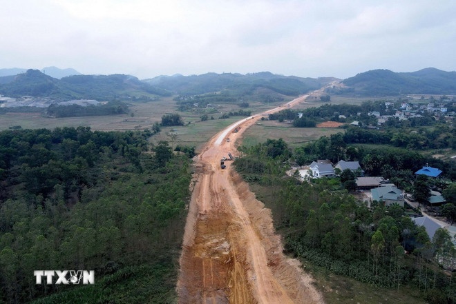 Tuyến đường cao tốc Tuyên Quang - Phú Thọ kết nối với cao tốc Nội Bài - Lào Cai đoạn qua địa phận huyện Yên Sơn (Tuyên Quang). (Ảnh: TTXVN)