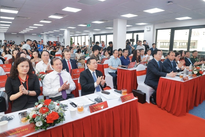   Phó Thủ tướng Mai Văn Chính và các đại biểu dự lễ khai trương Trung tâm báo chí triển lãm. (Ảnh: TTXVN)