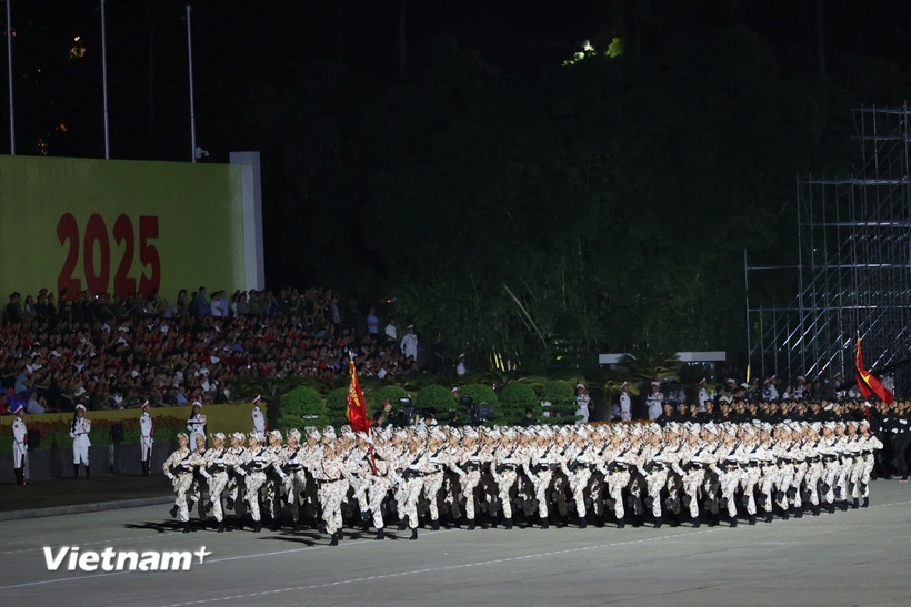 Lần đầu tiên các lực lượng tham gia diễu binh, diễu hành tại Lễ kỷ niệm 80 năm Cách mạng tháng Tám và Quốc khánh 2/9 (nhiệm vụ A80) tiến hành tổng hợp luyện tại khu vực Quảng trường Ba Đình. (Ảnh: Vietnam+)