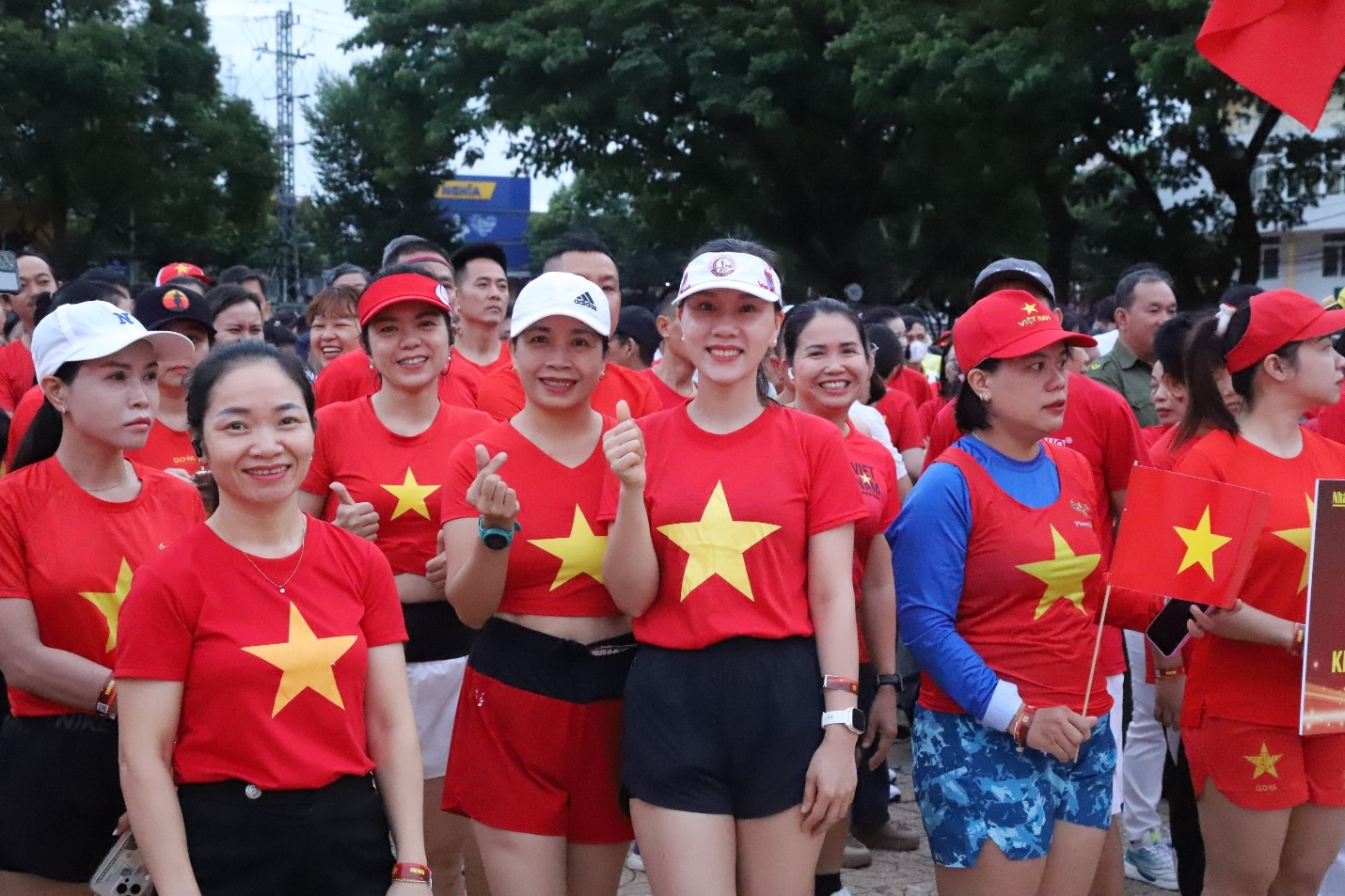 Đông đảo cán bộ, công chức, viên chức, học sinh và nhân dân Đắk Lắk tham gia lễ phát động chương trình đi bộ toàn quốc.