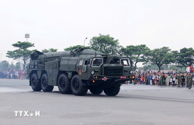 Xe chở tên lửa đạn đạo Scud B rời trường đua F1 Mỹ Đình hướng về khu vực Quảng trường Ba Đình. (Ảnh: TTXVN)