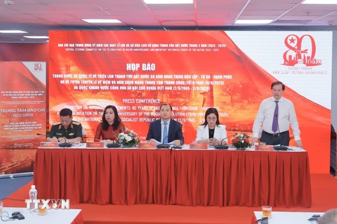   Thứ trưởng Bộ Văn hóa, Thể thao và Du lịch Tạ Quang Đông trả lời báo chí tại Họp báo. (Ảnh: TTXVN)