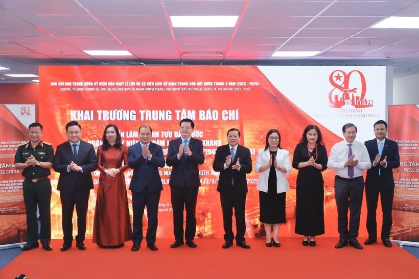 Phó Thủ tướng Mai Văn Chính và đại biểu thực hiện nghi thức khai trương Trung tâm báo chí triển lãm. (Ảnh: TTXVN)