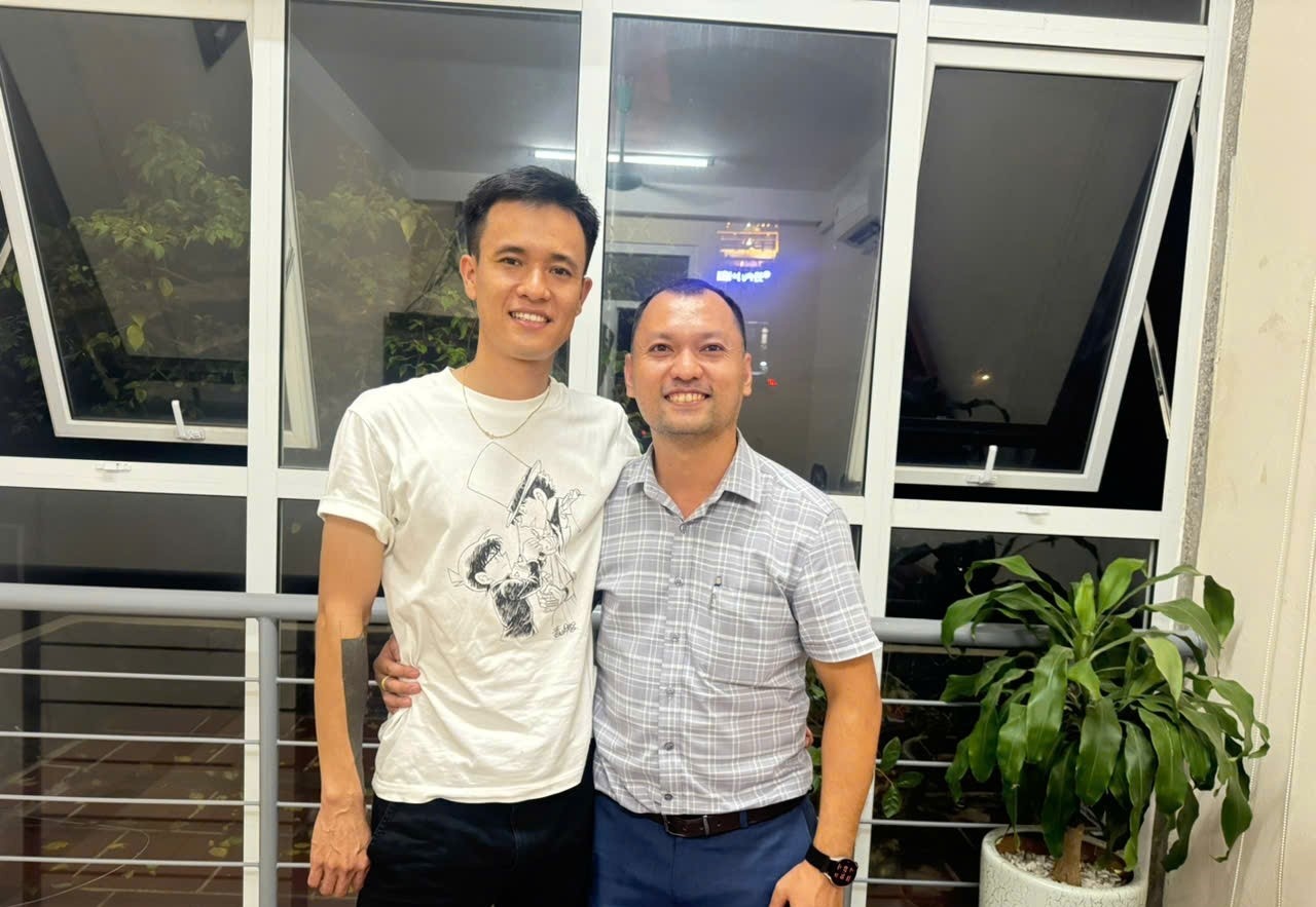    Anh Phúc và anh Việt trong vòng tay thân thiết sau vụ việc