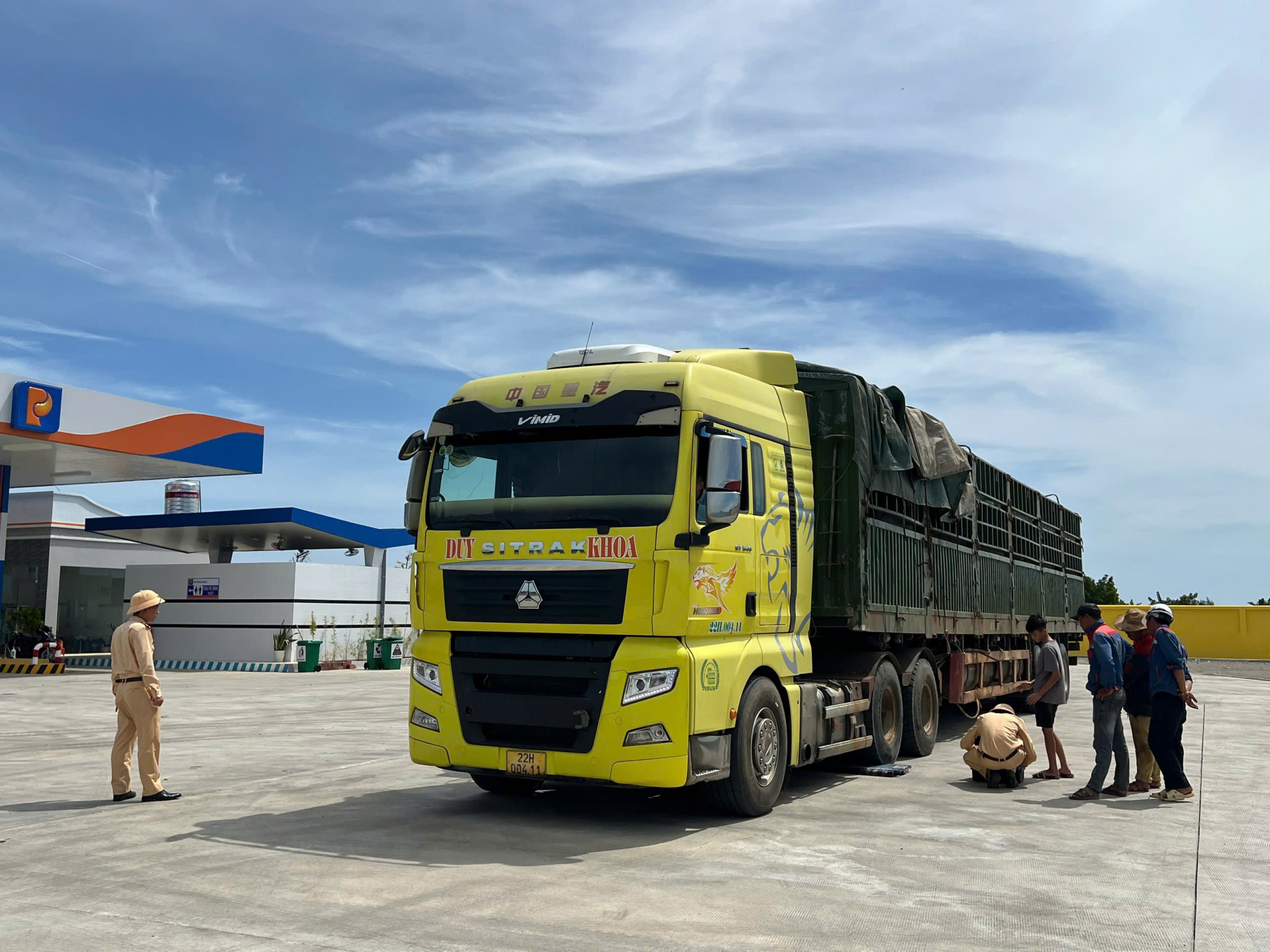 Phòng CSGT Công an tỉnh Quảng Trị kiểm tra tải trọng xe sau khi hạ tải trước khi phương tiện lưu thông. Ảnh: Hoàng Anh