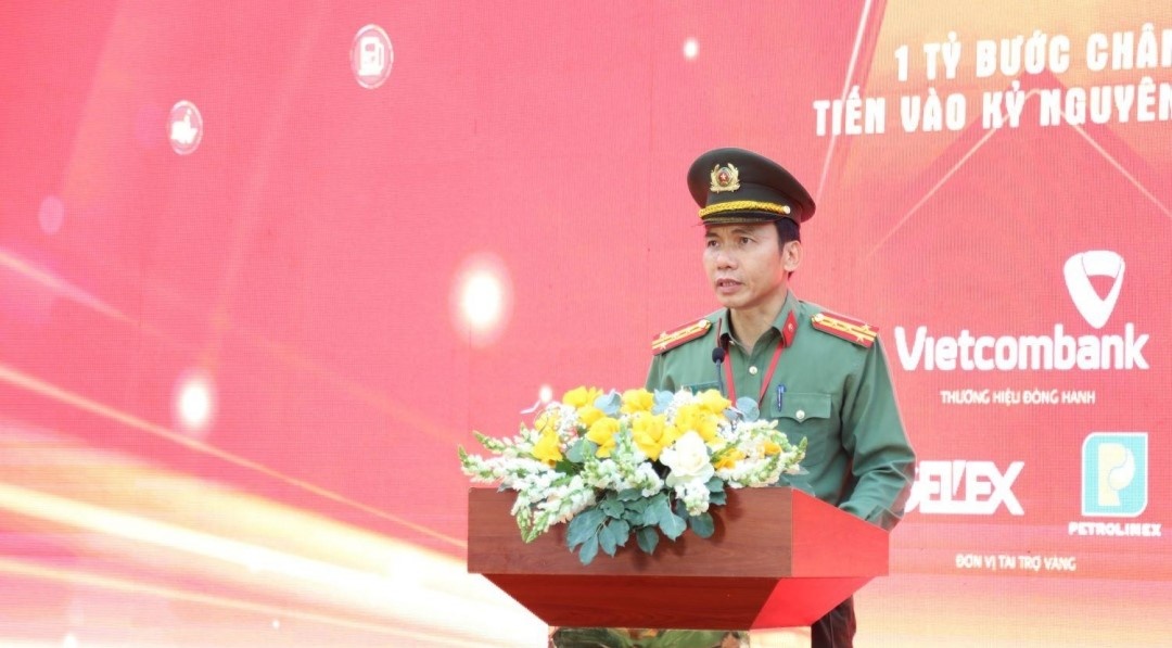 Đại tá Trần Quang Hiếu, Phó Giám đốc Công an tỉnh Đắk Lắk, phát biểu phát động chương trình đi bộ ‘Cùng Việt Nam tiến bước – 1 tỷ bước chân tiến vào kỷ nguyên mới’.