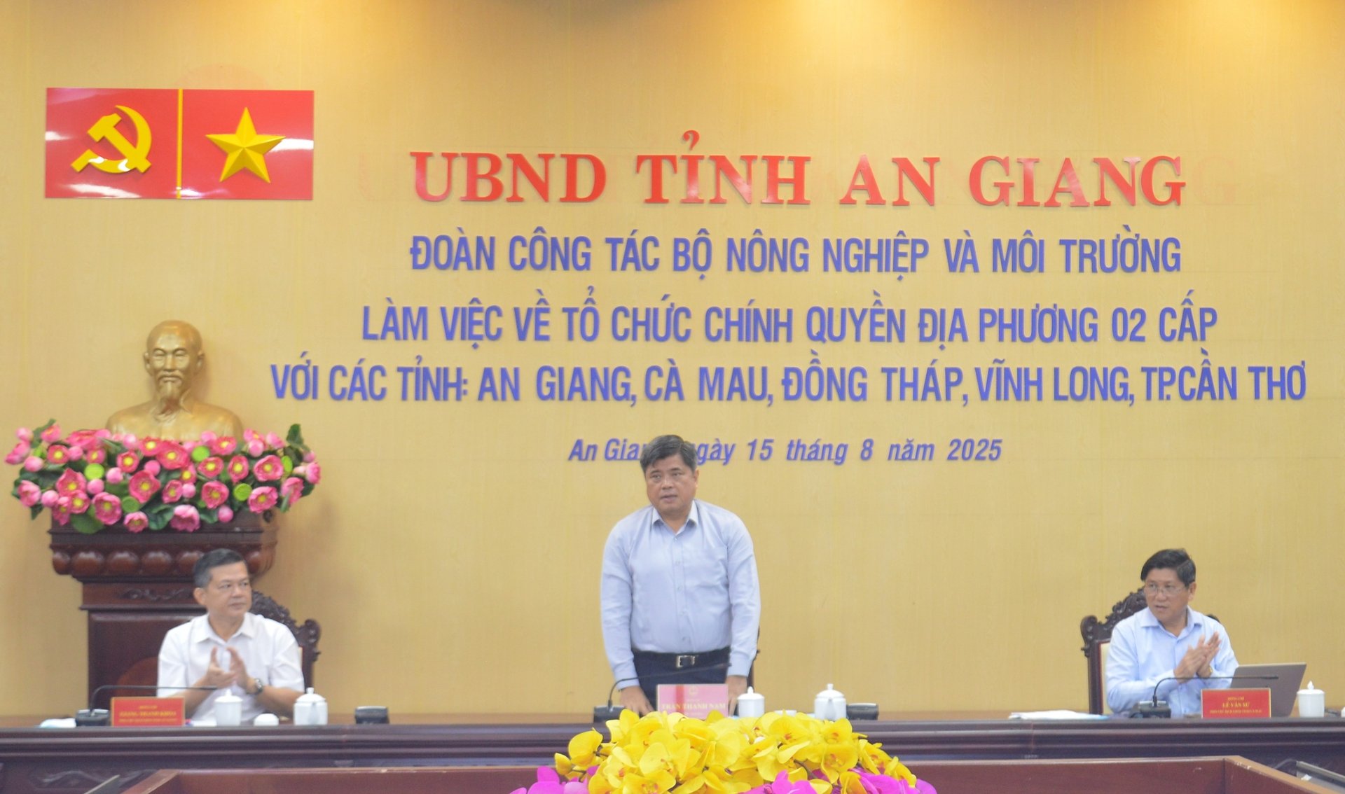 Thứ trưởng Trần Thanh Nam dẫn đầu Đoàn công tác của Bộ Nông nghiệp và Môi trường làm việc với các tỉnh, thành vùng ĐBSCL về tháo gỡ vướng mắc trong vận hành mô hình chính quyền địa phương 2 cấp. Ảnh: Trung Chánh.