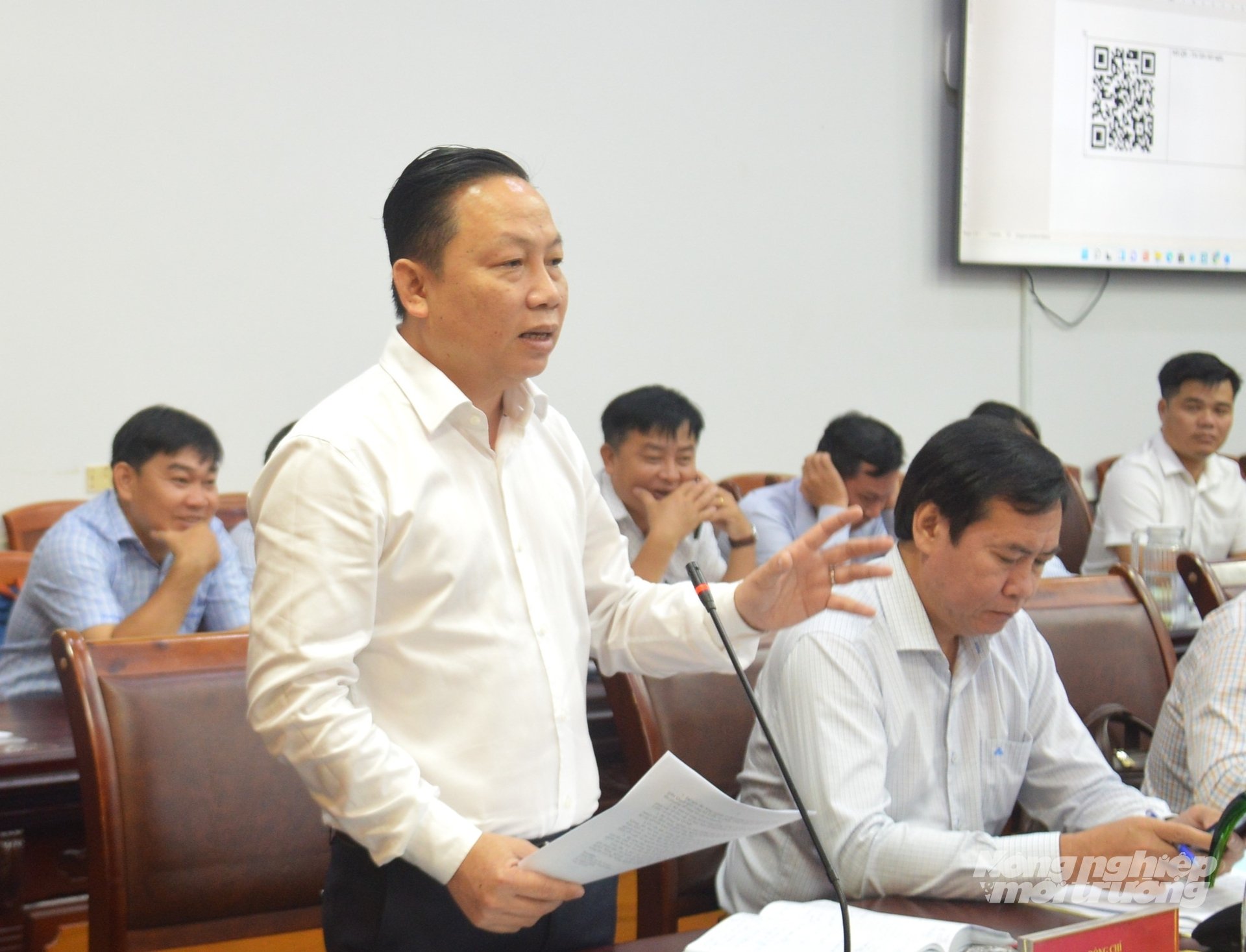 Ông Lê Hữu Toàn, Giám đốc Sở Nông nghiệp và Môi trường tỉnh An Giang kiến nghị với đoàn công tác của Bộ Nông nghiệp và Môi trường về những khó khăn vướng mắc khi vận hành chính quyền địa phương 2 cấp. Ảnh: Trung Chánh.