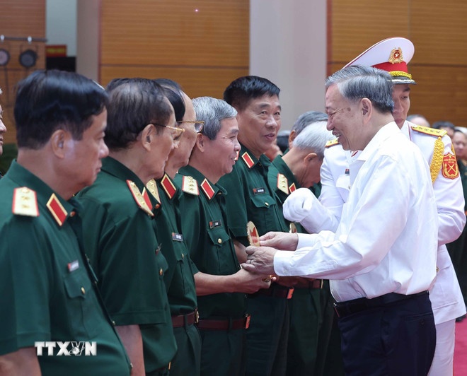   Tổng Bí thư Tô Lâm với các tướng lĩnh, Anh hùng lực lượng vũ trang nhân dân. (Ảnh: TTXVN)