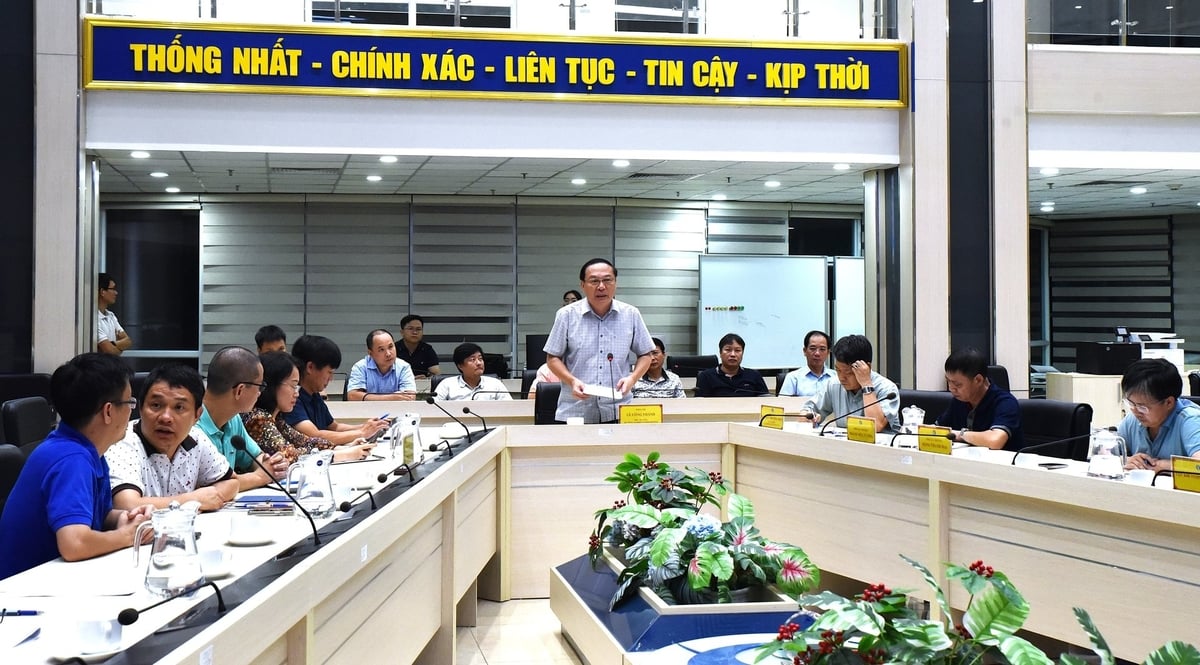Thứ trưởng Lê Công Thành chủ trì cuộc họp về công tác dự báo, cảnh báo bão số 5. Ảnh: Phạm Hiếu.