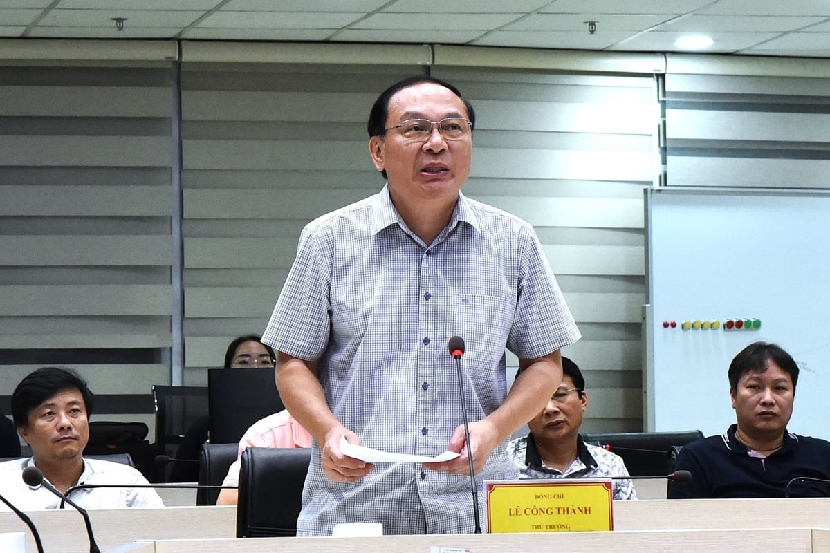 Thứ trưởng Bộ Nông nghiệp và Môi trường Lê Công Thành yêu cầu tập trung theo dõi sát sao diễn biến của cơn bão. Ảnh: Phạm Hiếu.