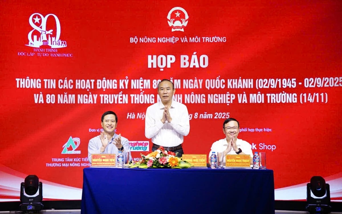 Thứ trưởng Phùng Đức Tiến, ông Nguyễn Minh Tiến - Giám đốc Trung tâm Xúc tiến Thương mại Nông nghiệp, ông Nguyễn Ngọc Thạch - Tổng Biên tập Báo Nông nghiệp và Môi trường chủ trì buổi họp báo. Ảnh: Linh Linh.