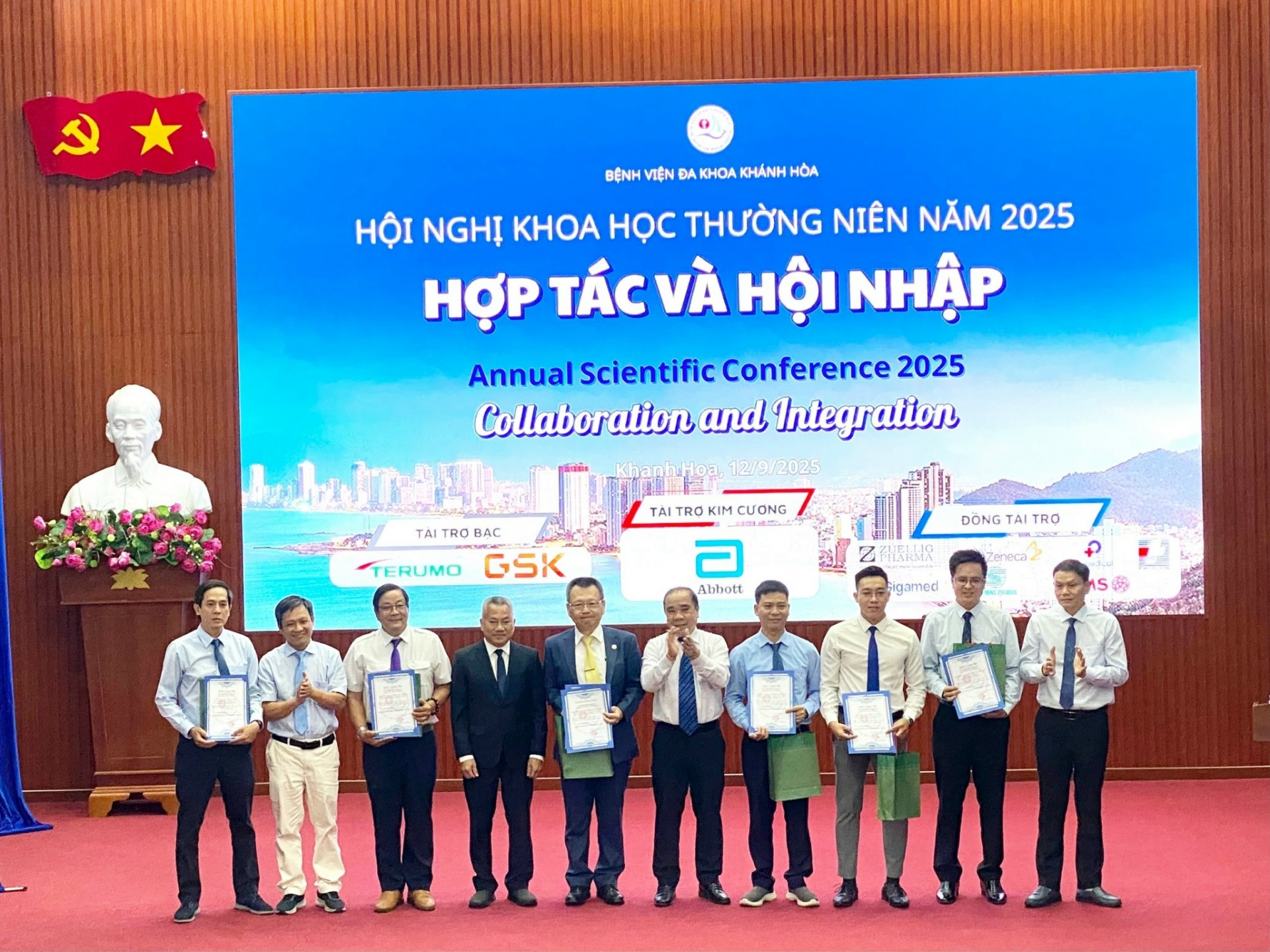 Ban Giám đốc BVĐK Khánh Hòa trao thư cảm ơn cho các chuyên gia báo cáo chuyên đề tại hội nghị.