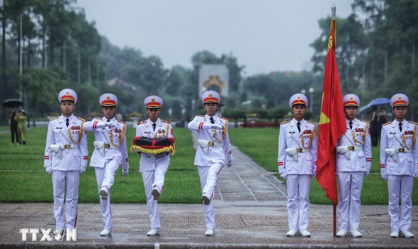 Đội tiêu binh thực hiện các nghi thức treo cờ rủ Lễ Quốc tang. (Ảnh: TTXVN)