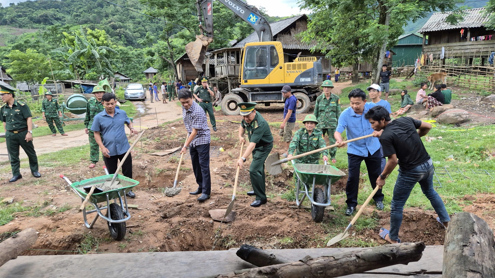 Quảng Trị: Chương trình “Thứ bảy về bản” giúp bà con vùng biên giới trồng lúa nước
