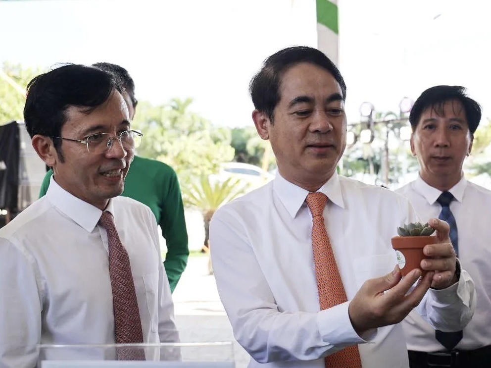 Ông Nghiêm Xuân Thành, Bí thư Tỉnh ủy Khánh Hòa trải nghiệm các sản phẩm xanh. Ông Nghiêm Xuân Thành, Bí thư Tỉnh ủy Khánh Hòa trải nghiệm các sản phẩm xanh.