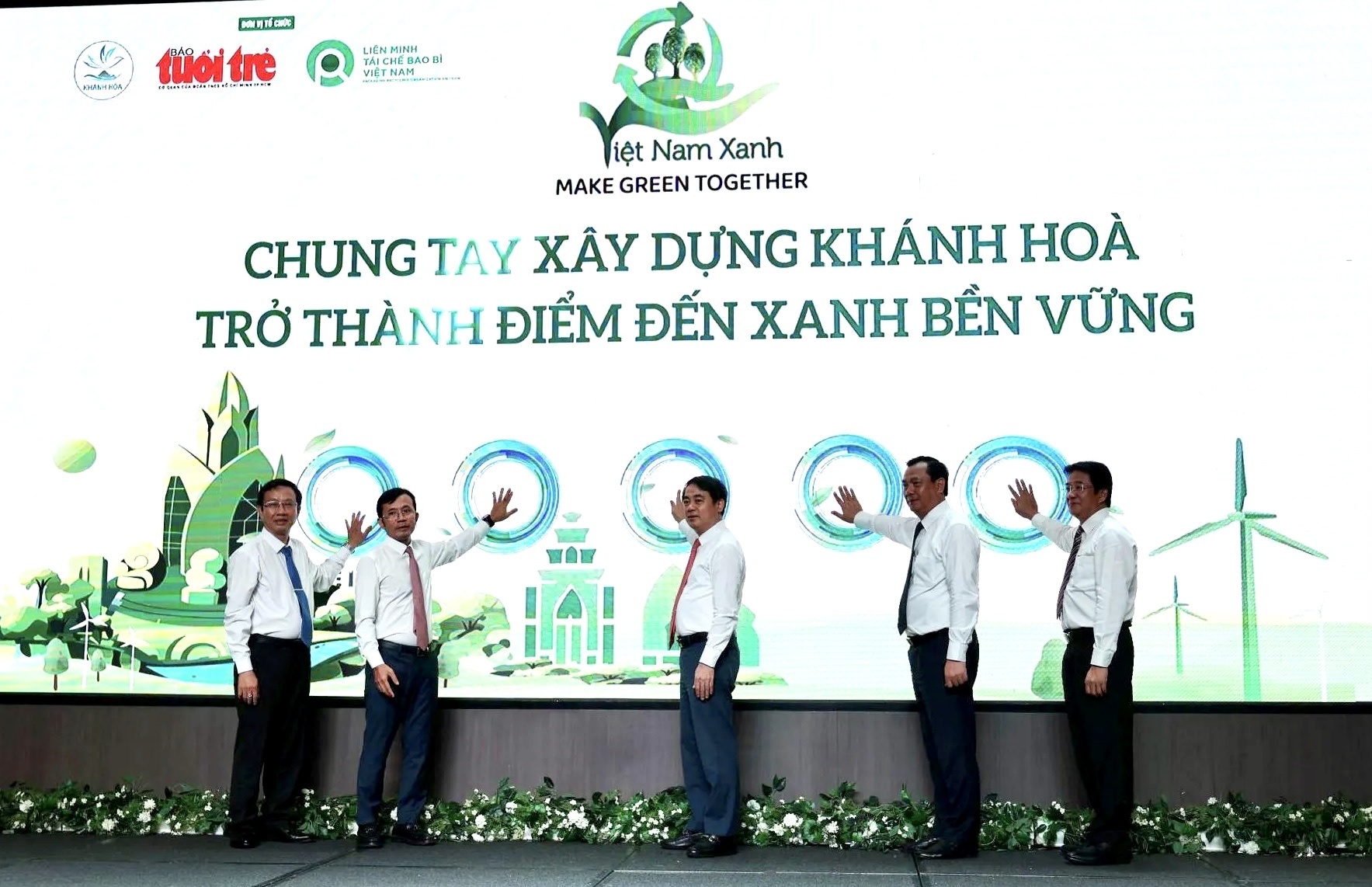 Các đại biểu bấm nút chung tay xây dựng Khánh Hòa trở thành điểm đến xanh bền vững. Các đại biểu bấm nút chung tay xây dựng Khánh Hòa trở thành điểm đến xanh bền vững.