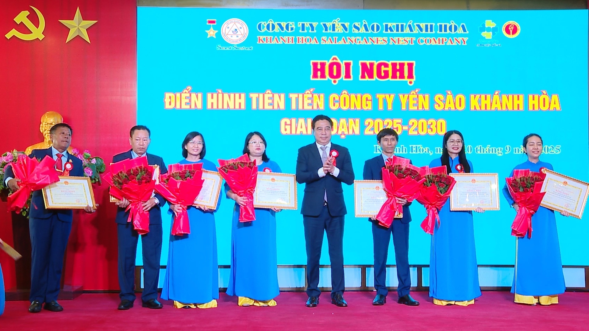 Ông Nguyễn Khắc Toàn - Phó Bí thư Thường trực Tỉnh uỷ, Chủ tịch HĐND tỉnh Khánh Hoà trao bằng khen cho các tập thể. Ông Nguyễn Khắc Toàn - Phó Bí thư Thường trực Tỉnh uỷ, Chủ tịch HĐND tỉnh Khánh Hoà trao bằng khen cho các tập thể.