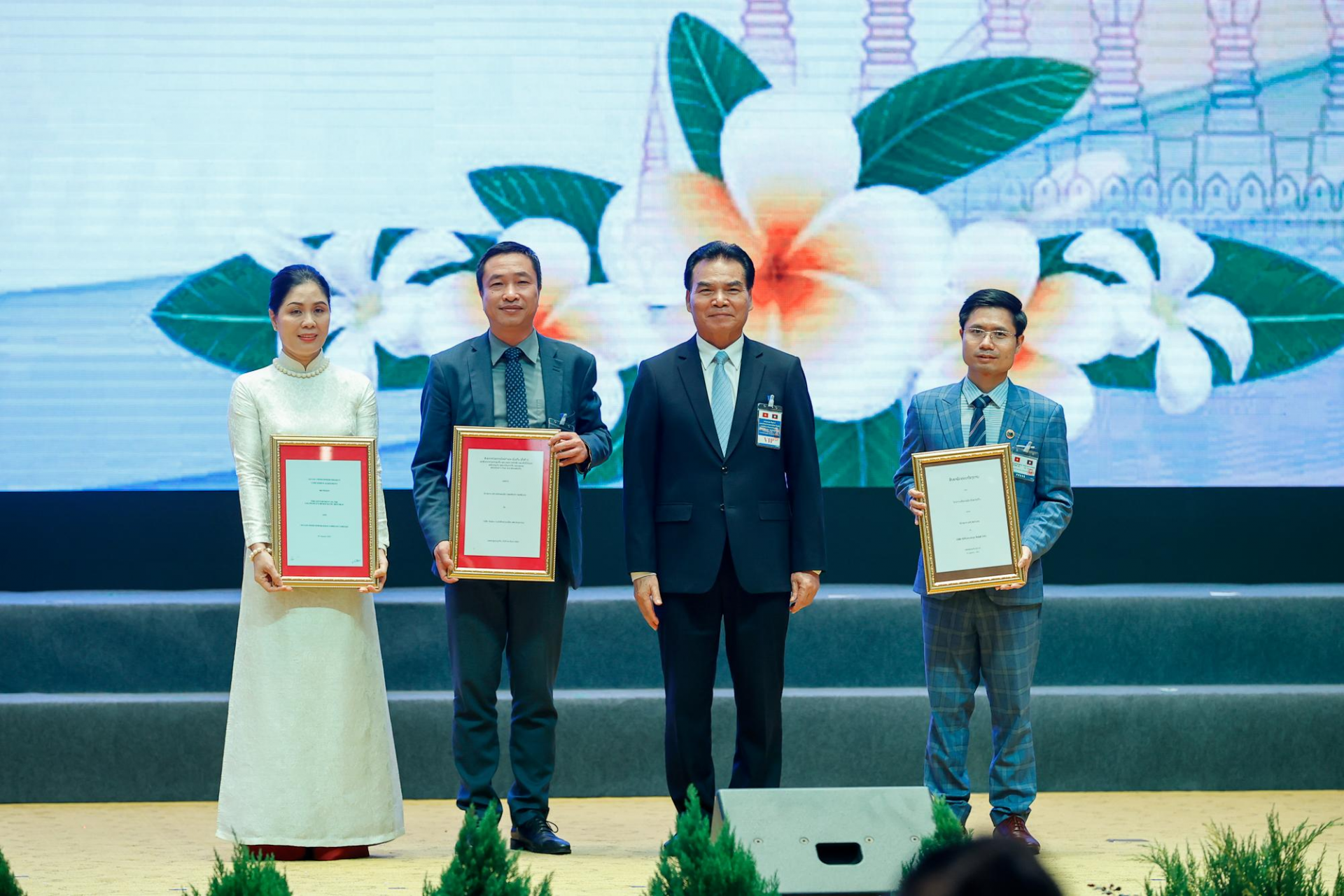 Thấy gì từ việc T&T Group của bầu Hiển thần tốc hoàn thành đường truyền tải điện từ Lào về Việt Nam?