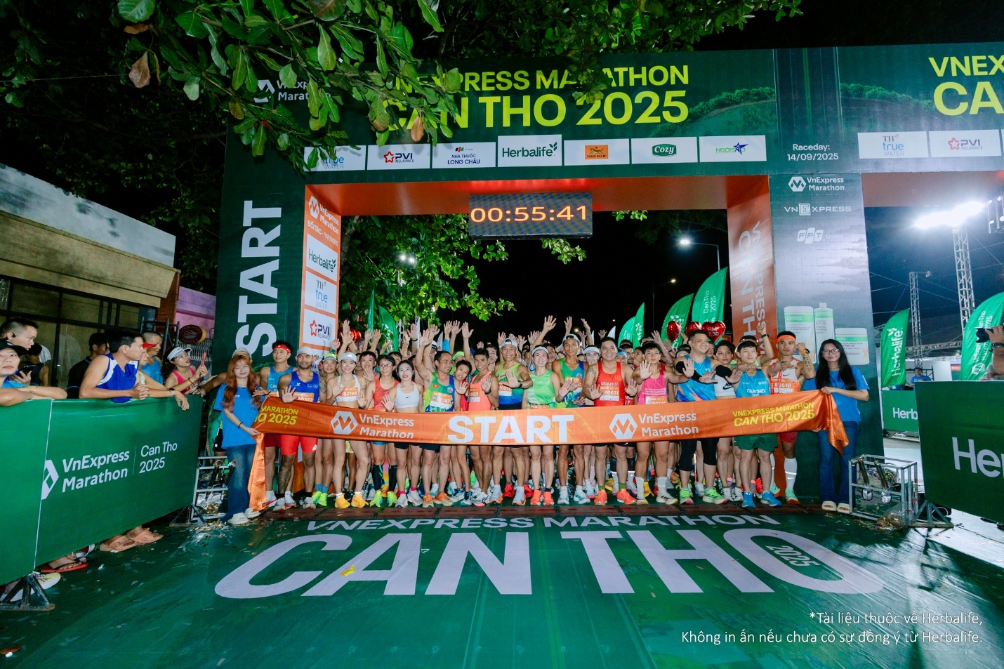 Các VĐV chuẩn bị xuất phát tại Vnexpress Marathon Cần Thơ 2025