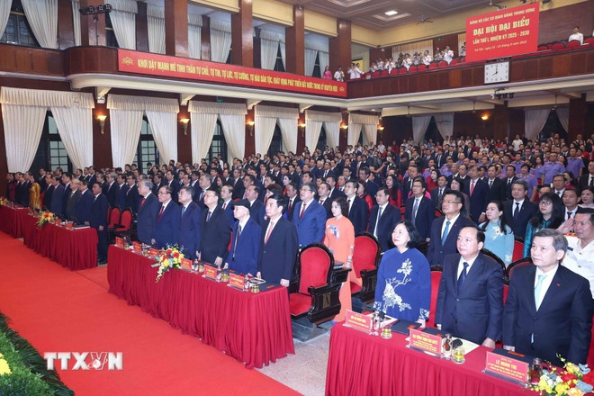 Đại biểu dự Đại hội thực hiện nghi lễ chào cờ. (Ảnh: TTXVN)   Đại biểu dự Đại hội thực hiện nghi lễ chào cờ. (Ảnh: TTXVN)