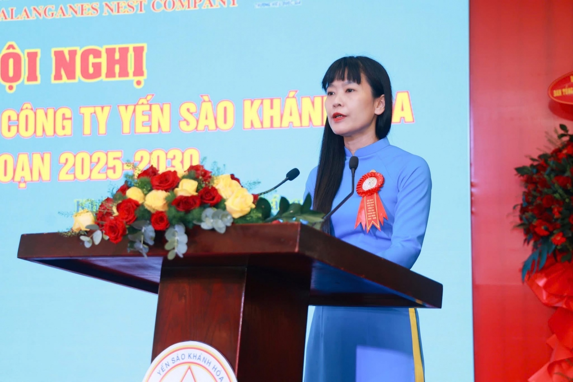 Bà Trịnh Thị Hồng Vân - Chủ tịch HĐTV Công ty Yến sào Khánh Hòa tại hội nghị. Bà Trịnh Thị Hồng Vân - Chủ tịch HĐTV Công ty Yến sào Khánh Hòa tại hội nghị.