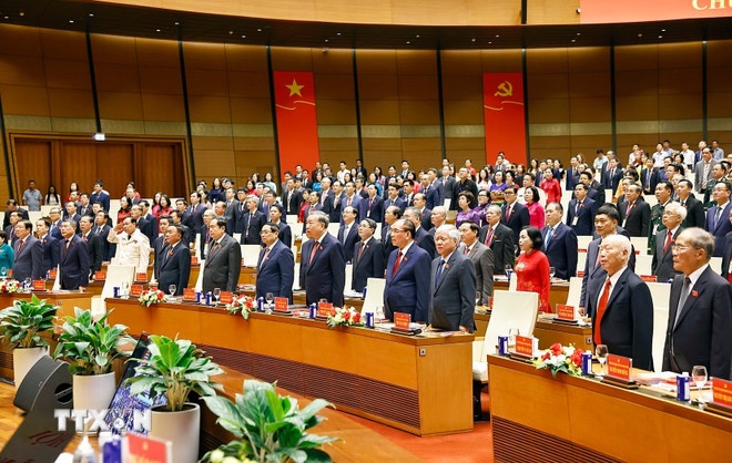Tổng Bí thư Tô Lâm cùng các lãnh đạo, nguyên lãnh đạo Đảng, Nhà nước và đại biểu thực hiện nghi thức chào cờ. (Ảnh: TTXVN)   Tổng Bí thư Tô Lâm cùng các lãnh đạo, nguyên lãnh đạo Đảng, Nhà nước và đại biểu thực hiện nghi thức chào cờ. (Ảnh: TTXVN)