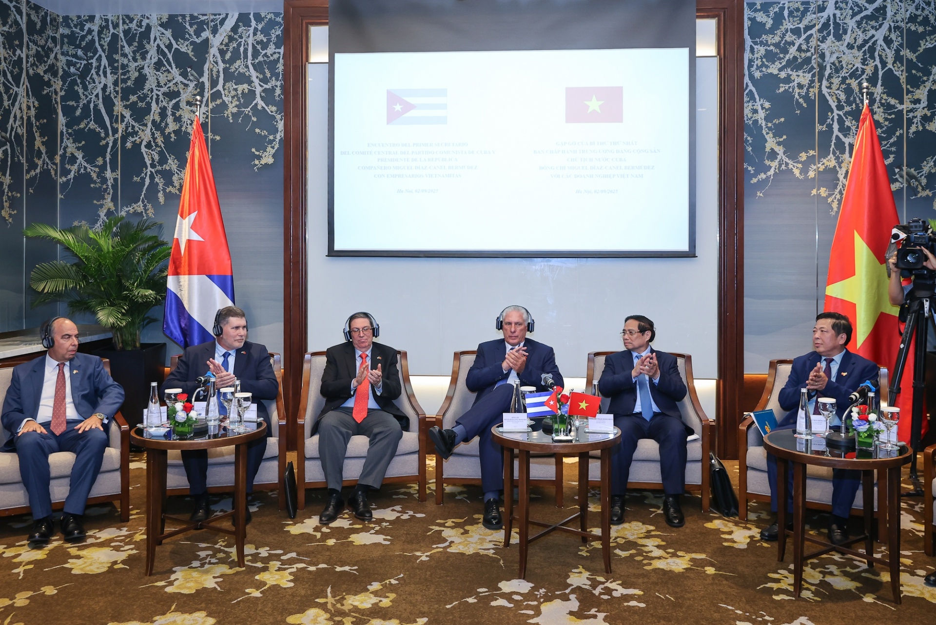 Thủ tướng Phạm Minh Chính cùng Bí thư thứ Nhất, Chủ tịch nước Cuba gặp gỡ các doanh nghiệp để trao đổi, thúc đẩy hợp tác thương mại, đầu tư - Ảnh: VGP
