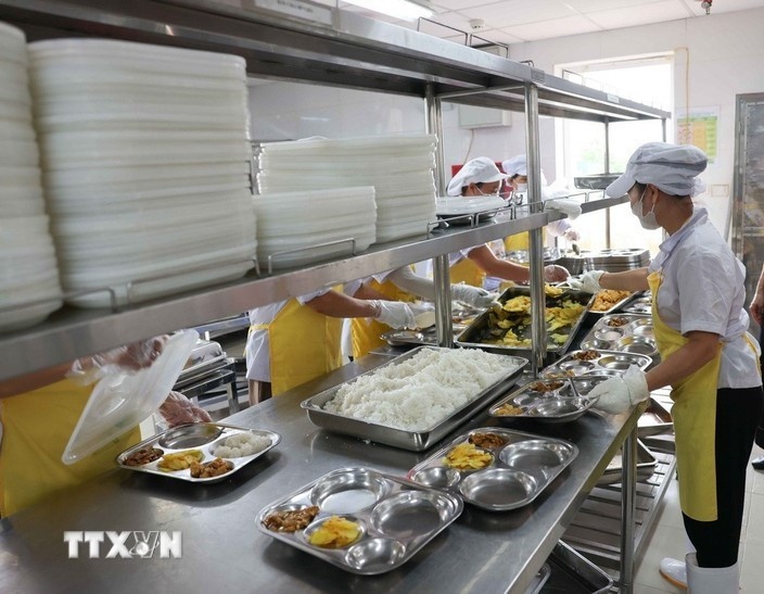 Chuẩn bị bữa ăn bán trú cho học sinh. (Ảnh: TTXVN)