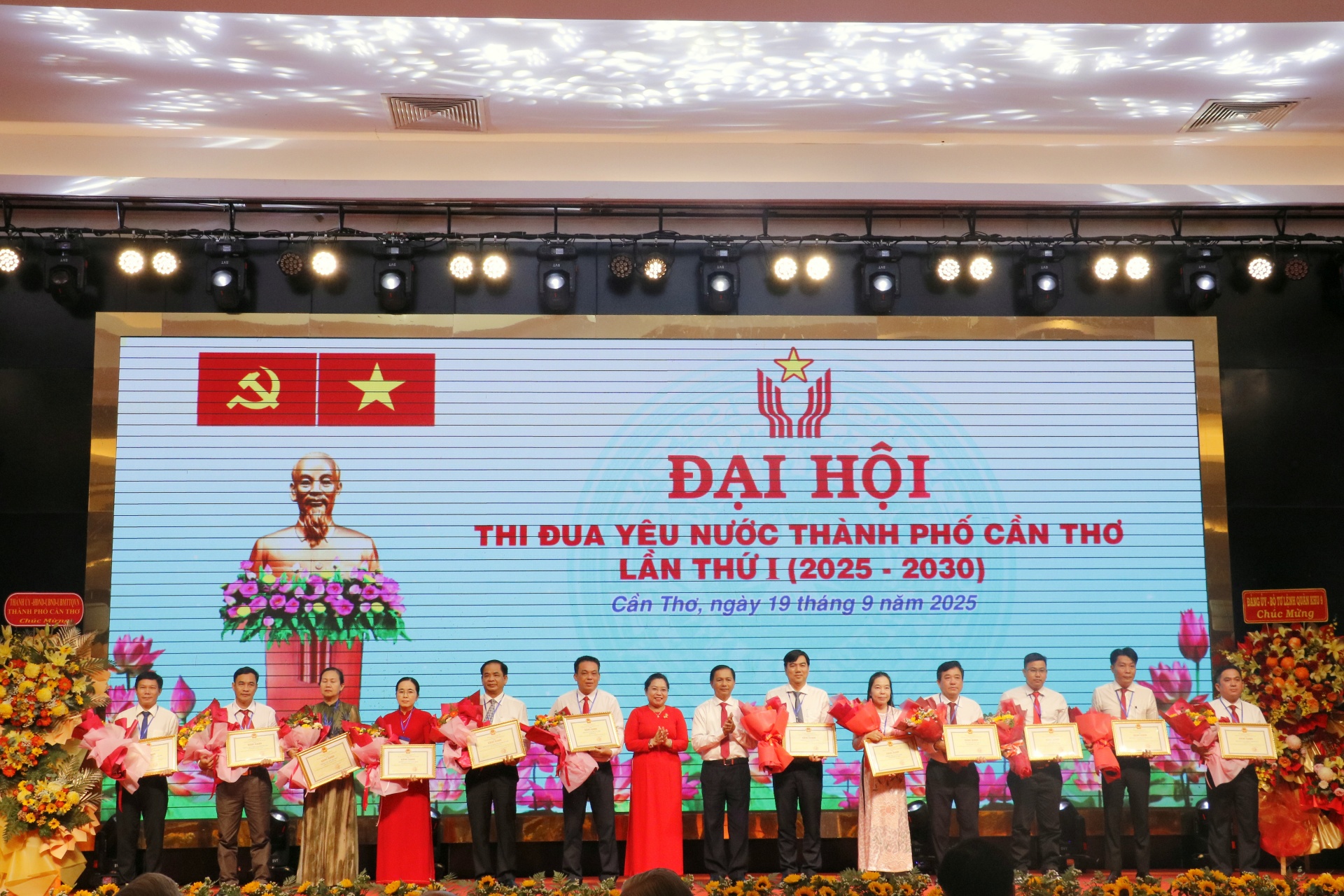 Cần Thơ tôn vinh những tập thể, cá nhân trong phong trào thi đua yêu nước Cần Thơ tôn vinh những tập thể, cá nhân trong phong trào thi đua yêu nước